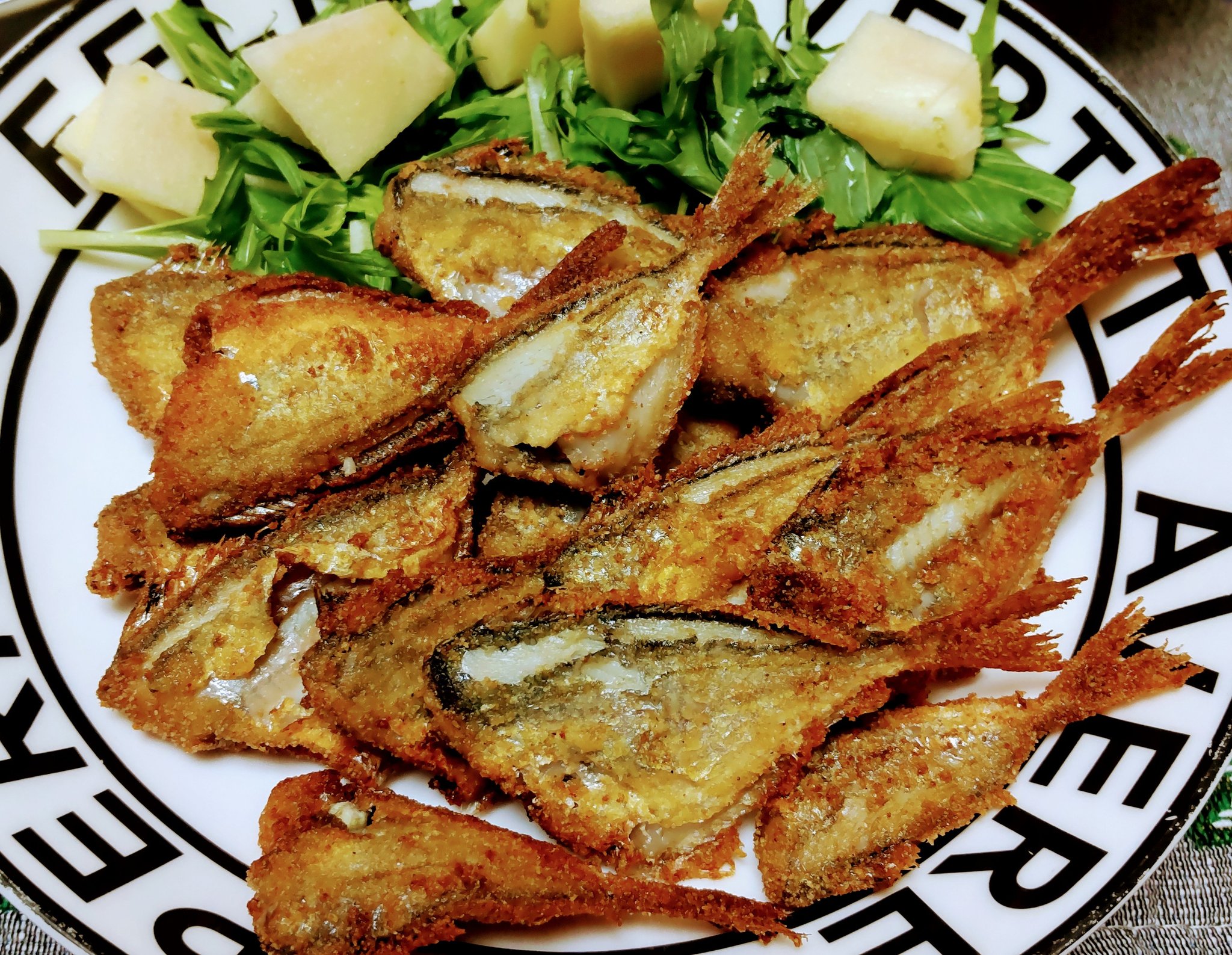 0 今夜はケッケの唐揚げ こんなに入って180円 食費を抑え健康的にこの考えにぴったりな魚ちゃんよー 今回は頭を落として唐揚げに そして残ってたミンチと少し残ってた春巻の皮でワンタンスープ アボカド納豆 ケッケ ヒイラギとも言うそうで棘や形が