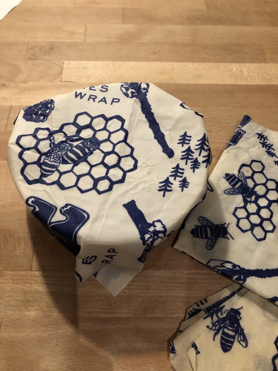 #Bienenwachstücher werden seit einiger Zeit als Alternative zu Aluminium- oder Frischhaltefolie im Handel angeboten. Doch auch bei ihrer Verwendung gibt es Dinge zu beachten.

Das BfR hat FAQ zum Thema verfasst: bfr.bund.de/de/bienenwachs…

#Bienenwachstuch #Jojobaöl