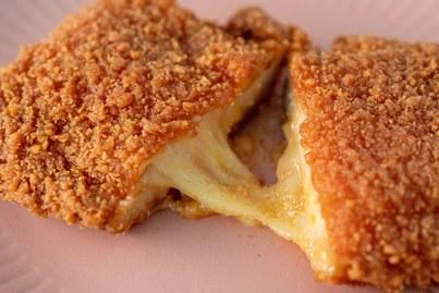 最高で期待を裏切らない！ファミリーマートのファミチキに明太チーズ入りが新登場！！