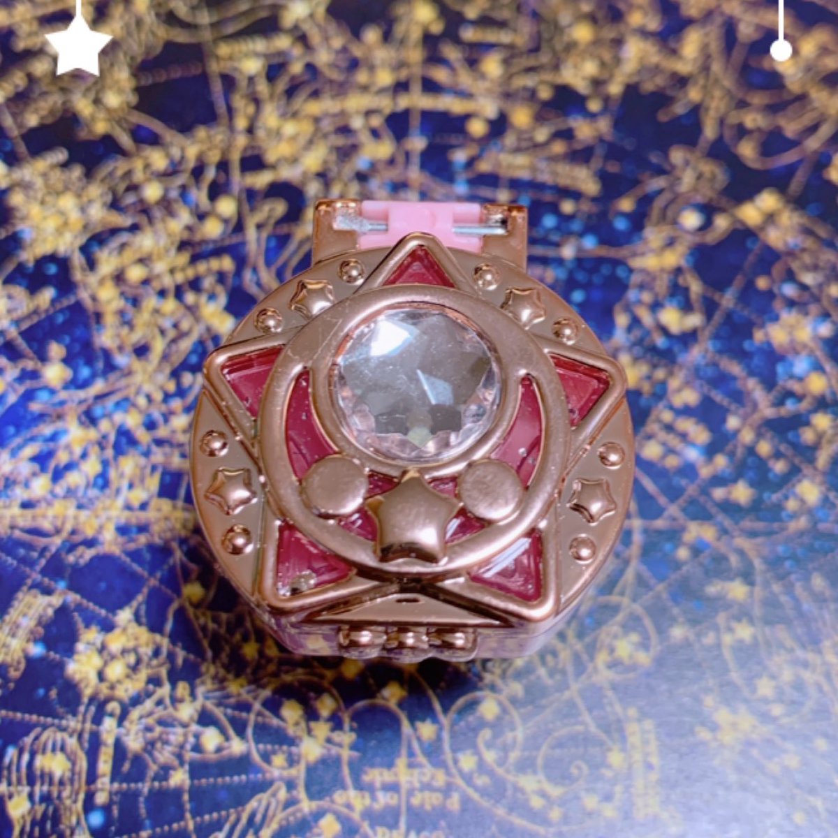 にとき V Twitter キラコレひみつリング メッキ ストーン 100均 セリア 話題になってた指輪買った 全4種だけど もったいなくて箱から出せないので1つだけ開封 リングケースになっていて 蓋を開けると中に小物が入る 課金リングと噂通り 100円ピッタリ