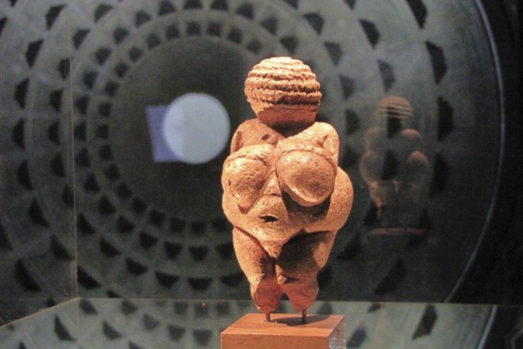 _WMedia_'s tweet photo. Wel leuk om dan even op te zoeken: het oudste beeld ooit, met vlecht, van Venus van Willendorf, 30.000 jaar geleden. Daarna verhieven de Egyptenaren en Grieken (lang voor de slavernij) het invlechten tot kunst. Einde discussie. #victoriakoblenko #cornrow #vlecht https://t.co/bwW9PClXJa