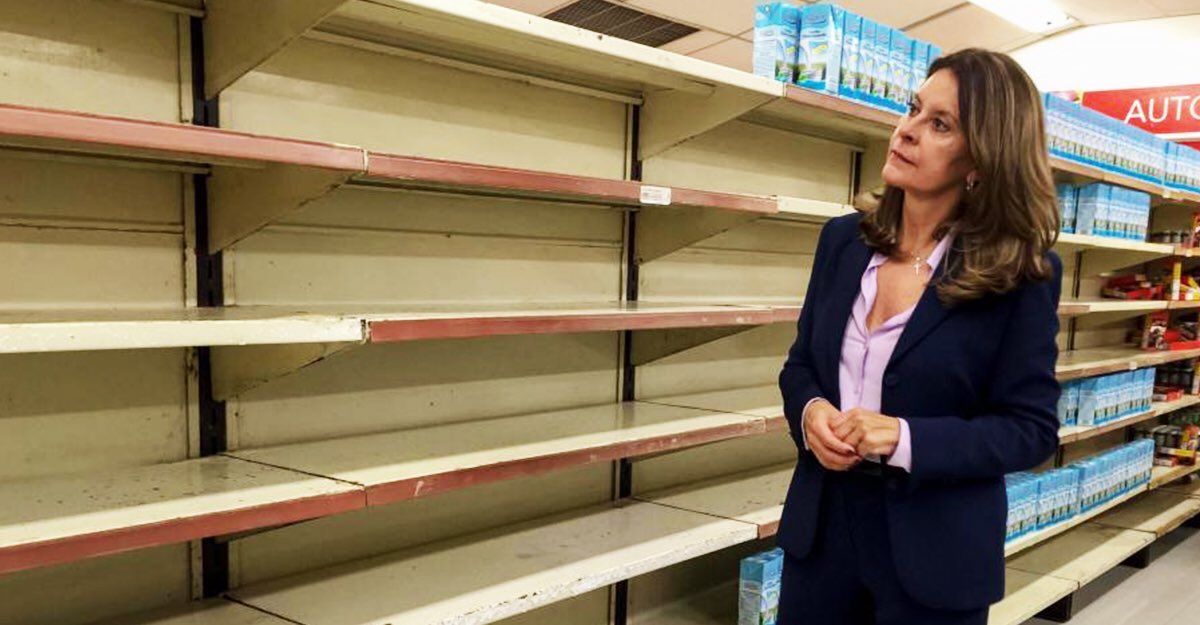 Tolaymaruja's tweet photo. De @egonayerbe

La Vicepresidente mostrando los productos que quedarían exentos de IVA. https://t.co/bPYailmwNL
