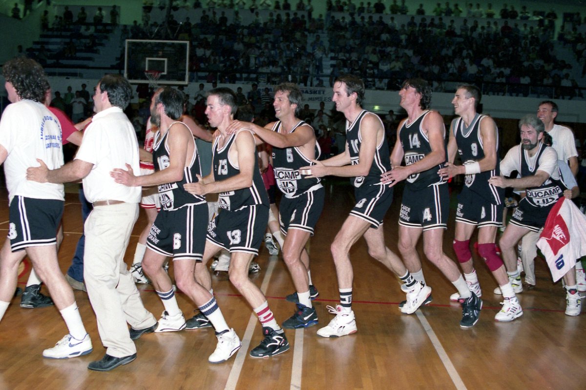 SaintBasket's tweet photo. Jubilé Bob Wymbs 1992 avec quelques stars du basket. Je vous laisse les identifier @Basket_Retro @vinnyjanssen @ffbasketball @BFRetro https://t.co/z82uOUohzN