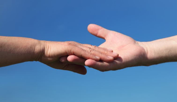 Kent u iemand in uw omgeving die eenzaam is, alleen en niemand heeft. Iemand die zorg nodig heeft? Laat het ons weten.
We gaan even langs voor een praatje of om wat te eten te brengen en gaan kijken wat we kunnen doen. Stuur ons een (chat)bericht of bel 071-4033733.