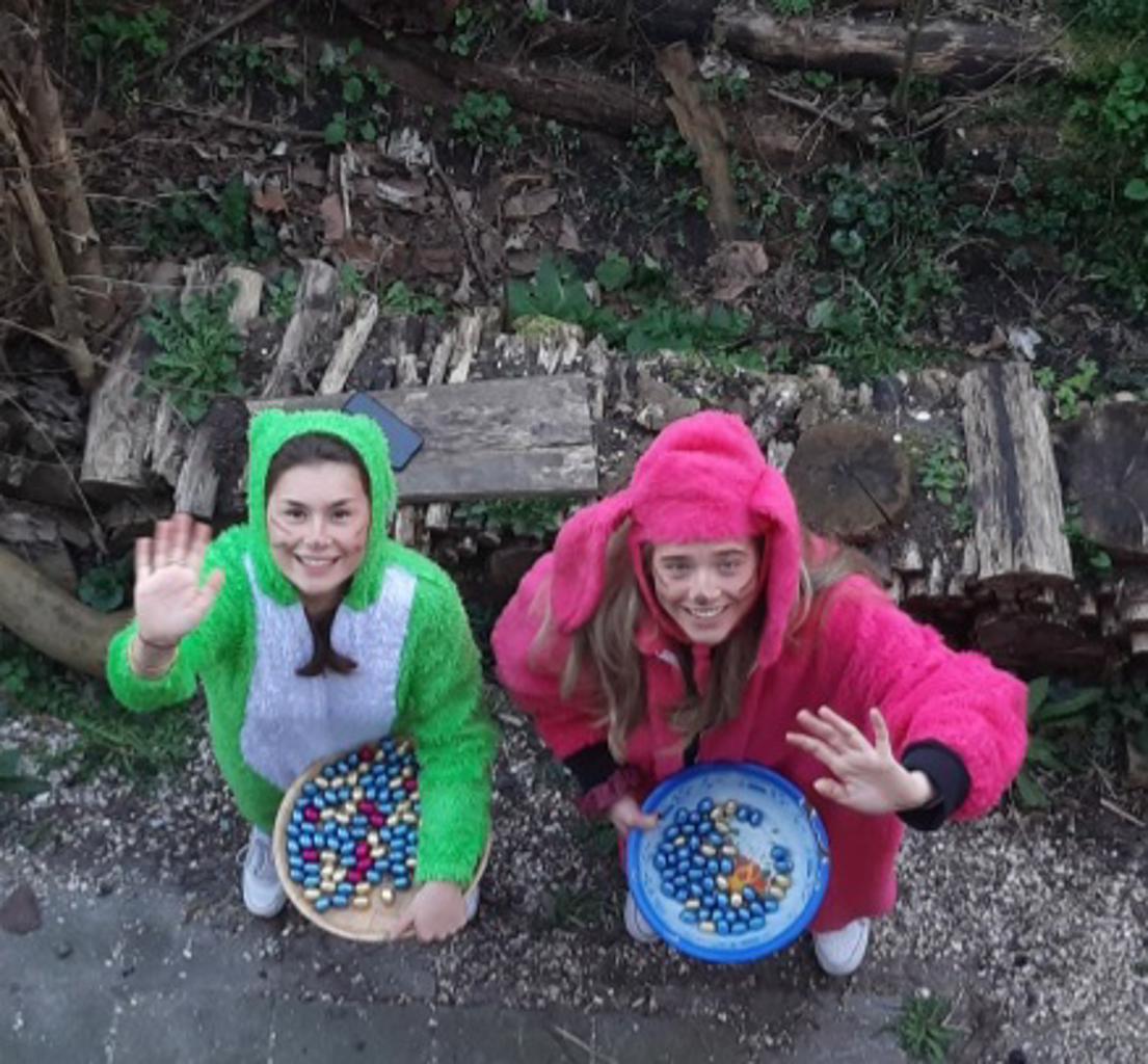 Coronaproof paashazen. Vanwege de Coronamaatregelen ging het chocolade eieren zoeken dit keer iets anders. De paashazen waren buiten en wij mochten vanuit de klas om de beurt een mandje laten zakken en dan gevuld met wat eitjes weer omhoog halen. Spannend hoor!