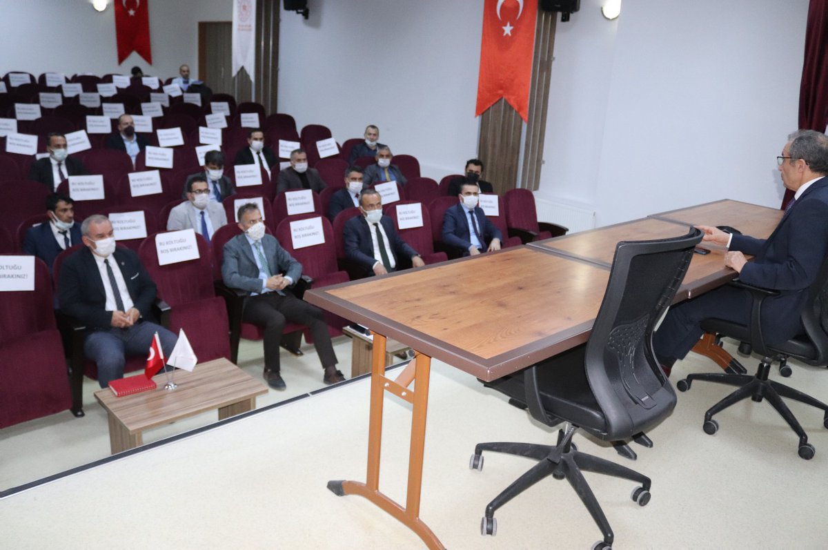 Gençlik Haftası kutlamaları çerçevesinde yapılacak organizasyonların planlanması için Hizmet Müdürleri ve Gençlik ve Spor İlçe Müdürlerinin katılımıyla toplantı düzenlendi.