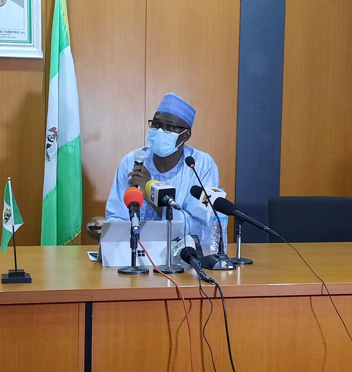 LemaNafiu's tweet image. UDUS Management Submits Report on Land Matters to Governor Tambuwal 

Gov. @AWTambuwal has today received a Report on Land Matters from the Management of Usmanu Danfodio University Sokoto led by the VC, Professor Lawal Sulaiman Bilbis held in the Council Chamber, @SokotoGovtHouse