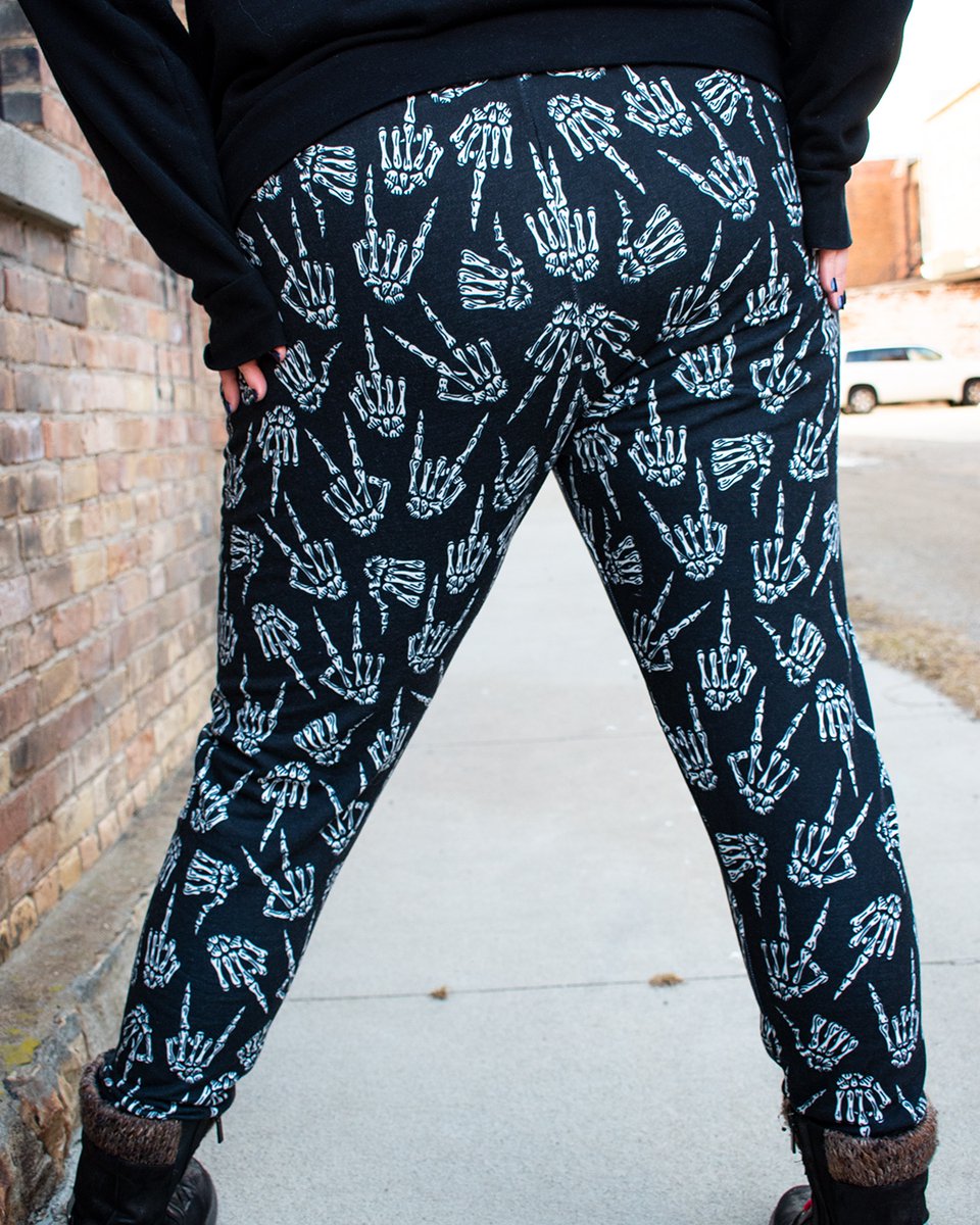 lettershoppe's tweet photo. Throwing looks and hands like a BAD BITCH 👹🖕
#hotfit #badbitch #throwinghands #middlefingers
Ships everywhere & made to order
SIZES XS - 3X
https://t.co/1zGl1cQyw2 https://t.co/VG3WIsguKx
