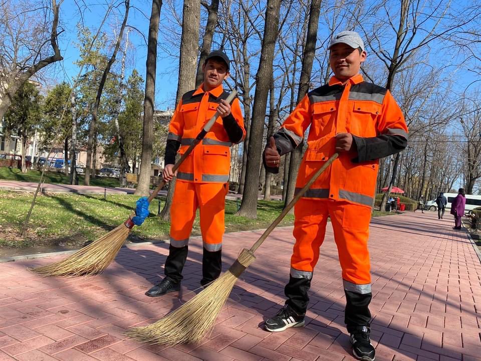 Мы тут апгрейднулись)) 
Теперь наши дворники выглядят по-новому)

Как мы вам?) 😇🧡