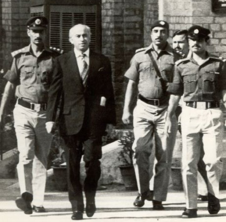 AqsaLeelaJamali's tweet photo. بيشڪ مون کي تون قتل ڪري ڇڏ،
جيترو چاهي ظلم ڪري وٺ،
باهه ۾ وجهي ساڙي ڇڏ،
پرپوءِ به سوريءَ تي چڙهندي،
سچ جي ڳالهه کان نه مڙندس،
۽ ڪڏهن به ماٺ ڪري نه ويهندس https://t.co/Jl42Sx511y