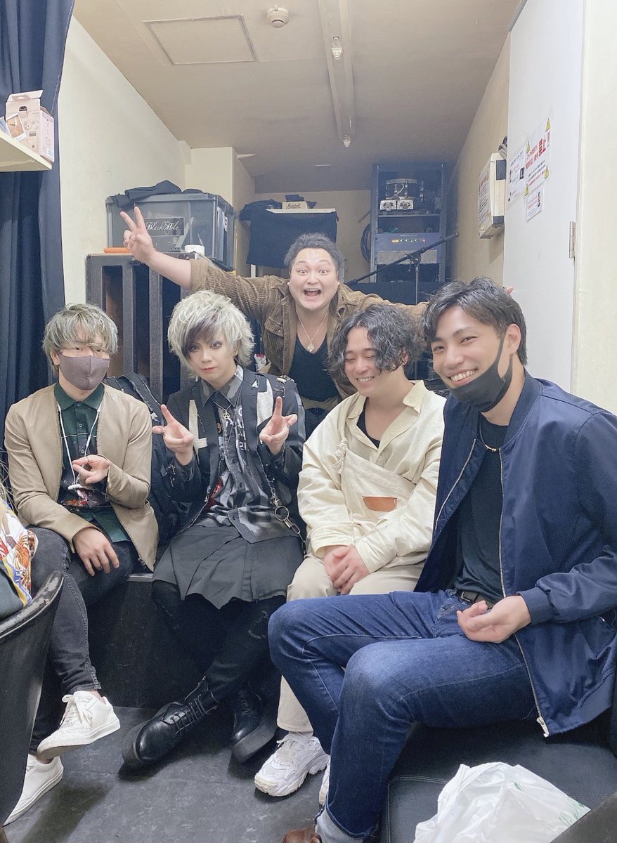 LAVANS_shion's tweet photo. 2021.04.04 池袋BlackHole
LAVANS一日限定LIVE【EQUAL】

また一つ、人生での宝物ができました。

玲、ナツ、こうすけ、isamuのおかげで
LAVANSという最高の音楽が創れて
shionは今日までほんまに幸せでした！

いつかまた心からの音楽ができる日まで、

ありがとうLAVANS サヨナラ大都会東京 https://t.co/nk5bajshq1
