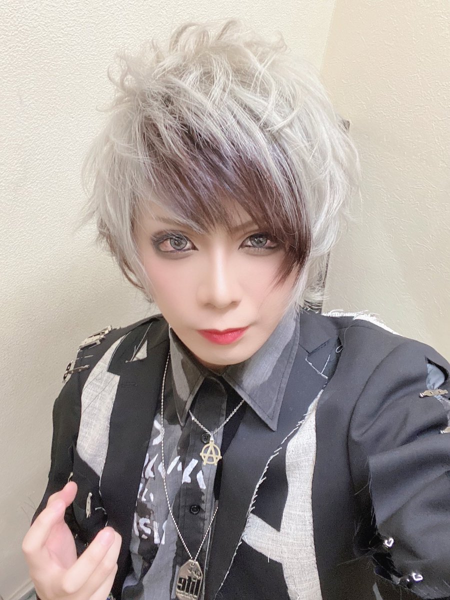 LAVANS_shion's tweet photo. 2021.04.04 池袋BlackHole
LAVANS一日限定LIVE【EQUAL】

また一つ、人生での宝物ができました。

玲、ナツ、こうすけ、isamuのおかげで
LAVANSという最高の音楽が創れて
shionは今日までほんまに幸せでした！

いつかまた心からの音楽ができる日まで、

ありがとうLAVANS サヨナラ大都会東京 https://t.co/nk5bajshq1