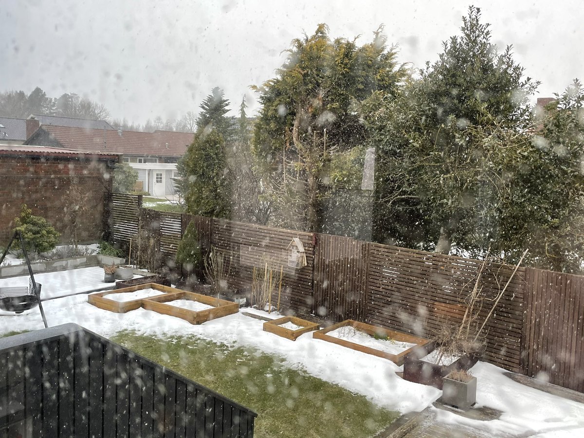 ksoreide's tweet photo. So much for spring 🐣☀️ coming... 🥶❄️🌬💨🌨 #blizzardinapril https://t.co/YRbqmKhmGu