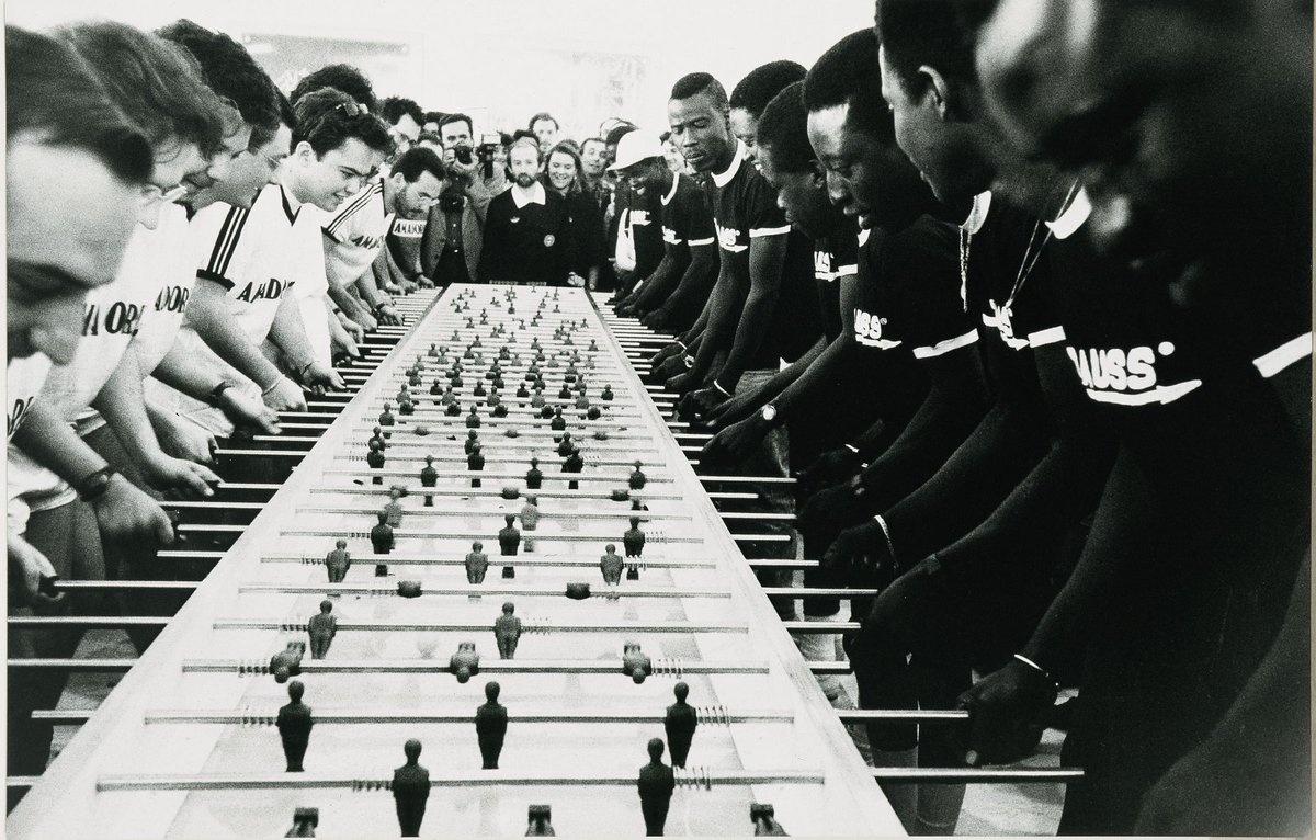 Nella #GiornataInternazionaleDelloSport non potevamo non indossare anche noi la maglia di #MaurizioCattelan per rivivere la partita a un enorme calcio-balilla del 1991 alla Galleria d’Arte Moderna di Bologna.

📷 M. Cattelan, 'Cesena 47-A.C. Forniture Sud 12″ (2° tempo)', 1991