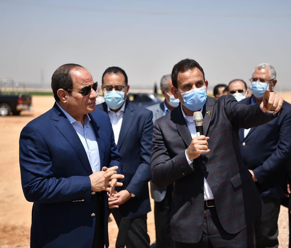 جانب من تفقد السيد الرئيس عبد الفتاح السيسي صباح اليوم مشروع 'مستقبل مصر' للإنتاج الزراعي بالصحراء الغربية، بمناسبة بدء موسم الحصاد.