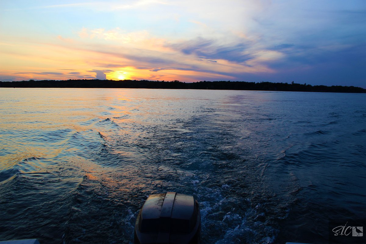 IslandSnipe's tweet photo. Another one of my favorite photos. Sunset over the outboard #nature #naturephotograpahy #SICcontent #canonphotography #CanonFavPic #canon #canonusa #canonfamily #stlawrenceriver #thousandislands #1000islands #nny #upstateny #MERCURY https://t.co/lWp9RmfNrw