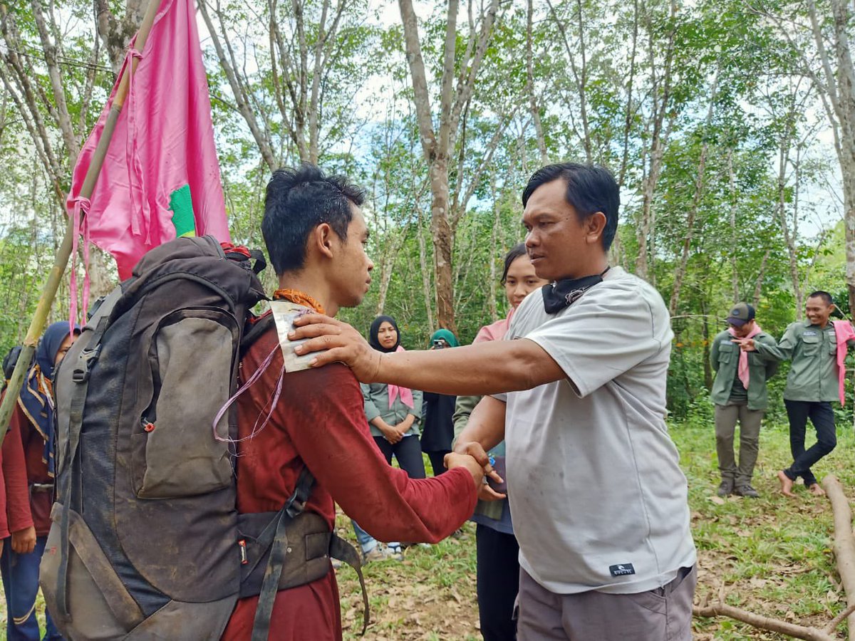 impas_b's tweet photo. Salam Lestari 
Selamat datang kepada Anggota Muda Impas-B FKIP ULM,
Dan pelantikan dihadiri langsung oleh anggota pelopor abang Asep Zainal Abidin. Serta Tim Medis dari TBM CS FK ULM. 
angkatan ke 23 dengan nama angkatan Albatros Nirwana
#BandanaMerahMuda https://t.co/7yTIMGe7Ut
