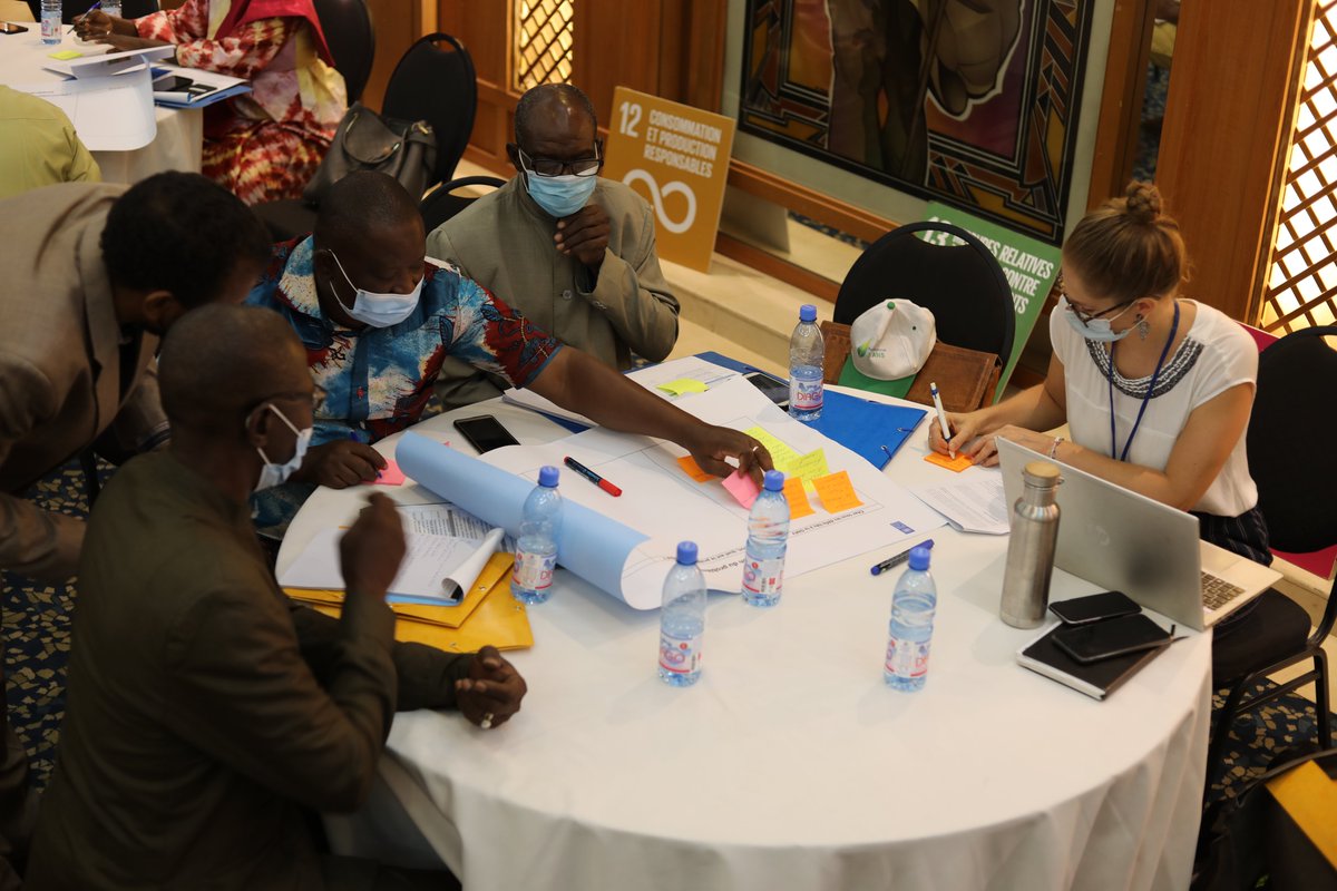 PNUDMALI's tweet photo. 🟢Atelier de réflexion sur les défis liés au reverdissement du #Sahel & l’opérationnalisation de la #GrandeMurailleVerte. Sensemaking & intelligence collective pour des solutions adéquates à la restauration des écosystèmes agrosylvo-pastoraux & halieutiques. #Acclabmali 🇲🇱 https://t.co/uz1oOHgR1f