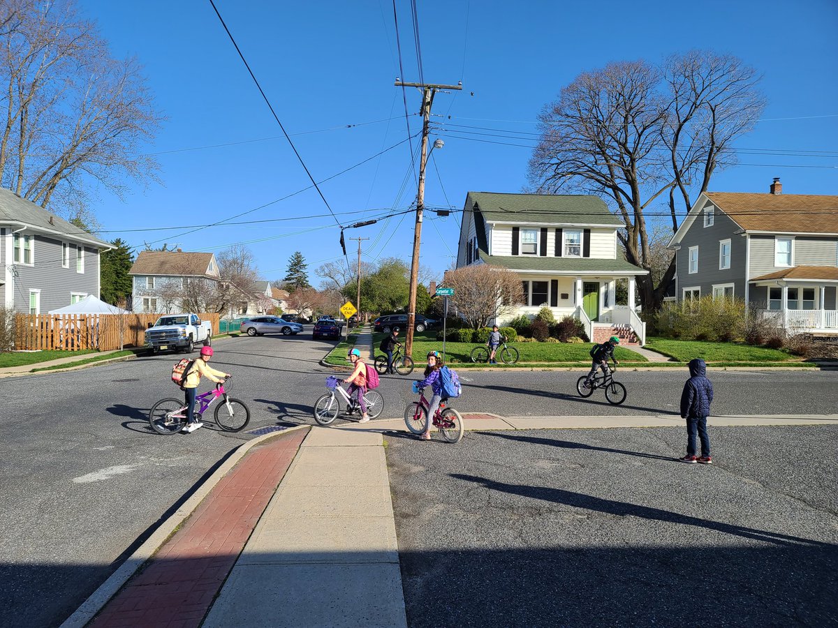 So many bike riders and walkers this morning. Warm weather bringing out the kids exercising to school. #rpfamily @RPPrincipal <a href="/Middletown_NJ/">Justin Nathanson</a>