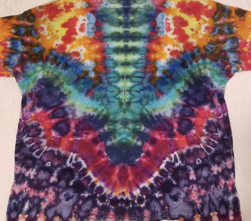 TheLeesOfMemory's tweet image. The ol' work sink has been LIT recently! 🔥🌈 This 3XL might be an all-timer for me. Made possible by the tie-dye authorities at @dharmatrading 🔥🌈 These colors NEVER fade!!! #IceAndTime #icedye #fiberreactive #prociondyes #madewithlove ✌🏼💗💕