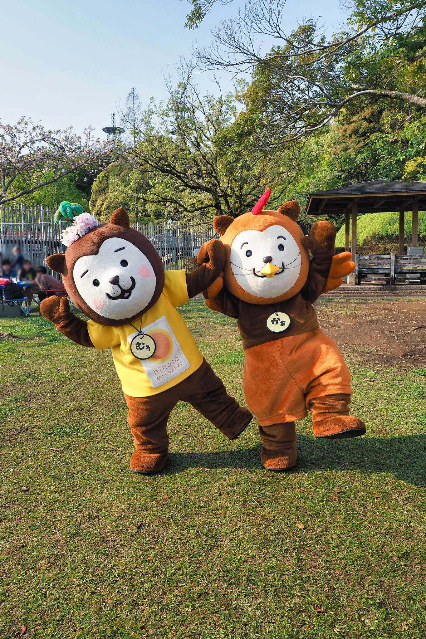 ユウジ Photographer 浮かれポーズな二匹w みやざきキャラわん隊 みやざき犬 宮崎県シンボルキャラクター むぅちゃん かぁくん 宮崎県 みやざき犬 キャラで笑顔 ご当地キャラ ゆるキャラ 佐土原町 久峰公園さくらまつり T Co