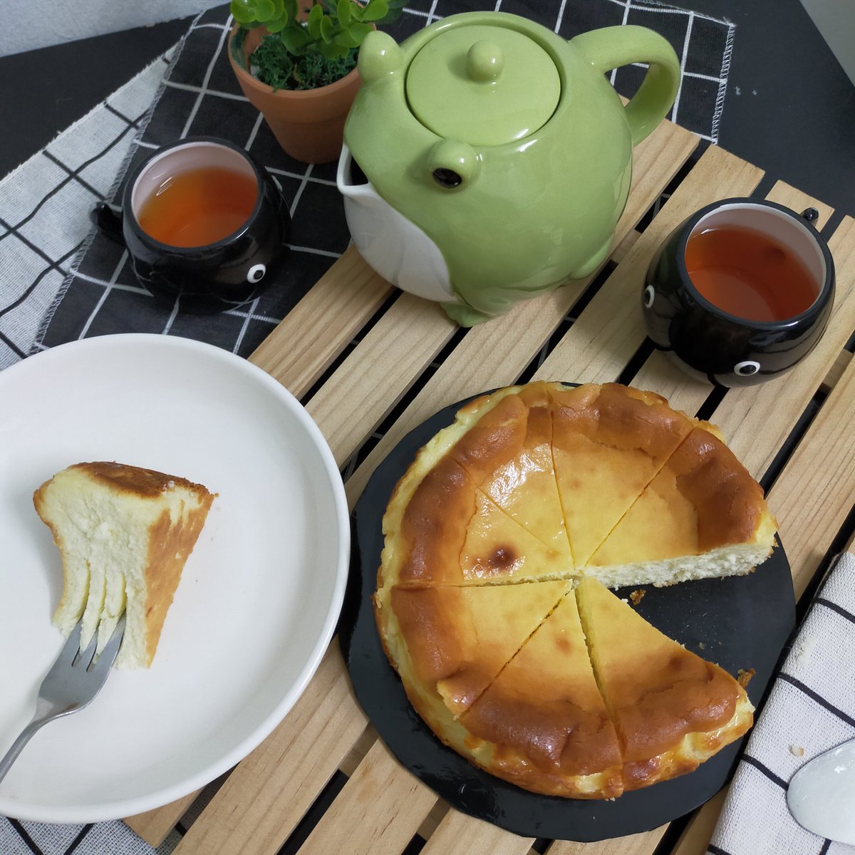 chunnyyii's tweet photo. made a basque cheesecake to show off the froggy tea set🥺🐸 everyone is invited to the tea party🍴🍰☕🍞🍰 #bakelog https://t.co/ttJZpvmiJ7