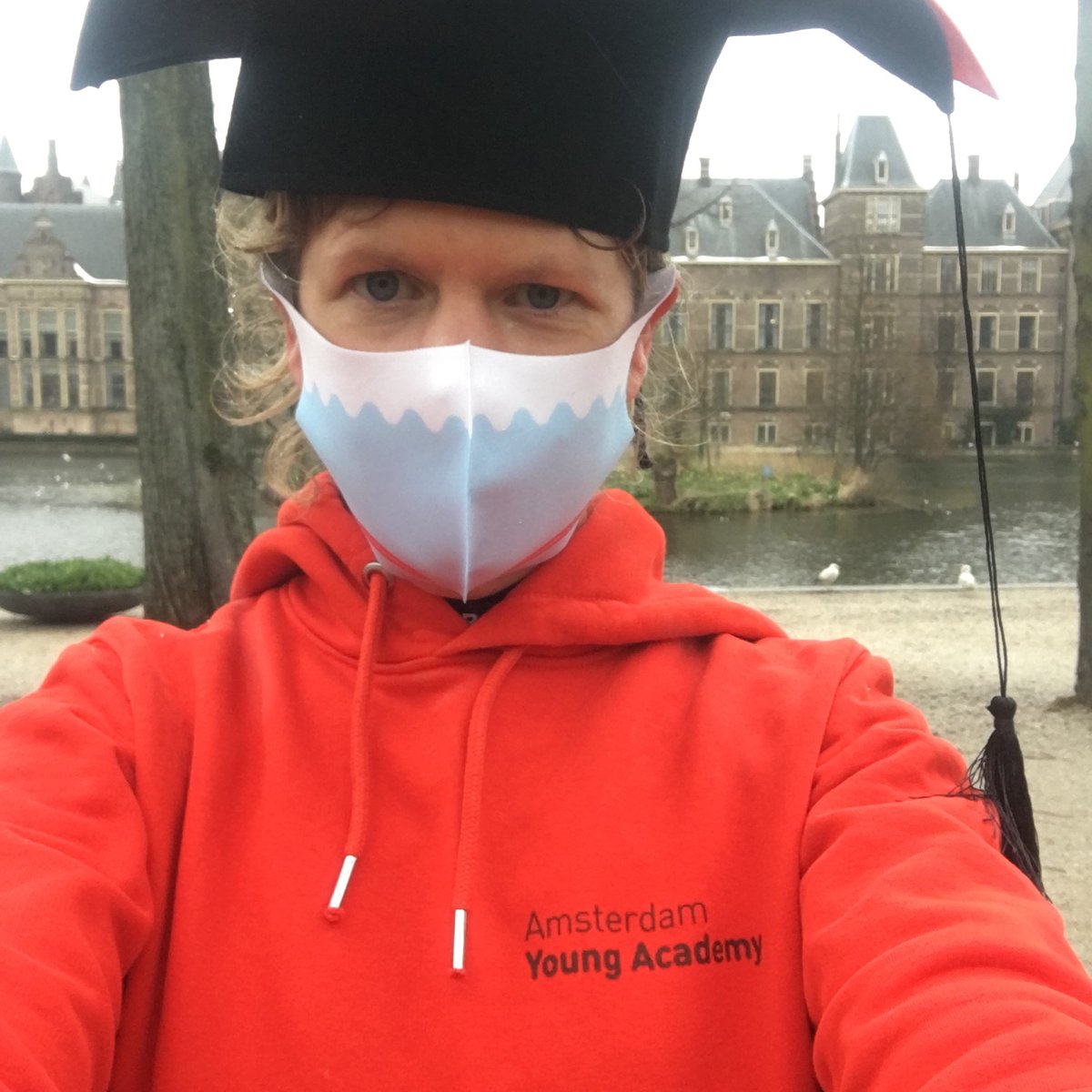 Katinka3D's tweet photo. Geen tijd voor studenten die wat extra’s nodig hebben, voor maatschappelijke dialoog, en zorgvuldig onderzoek. Het water staat tot aan de lippen! #normaalacademischpeil https://t.co/GVyUeaLB9I