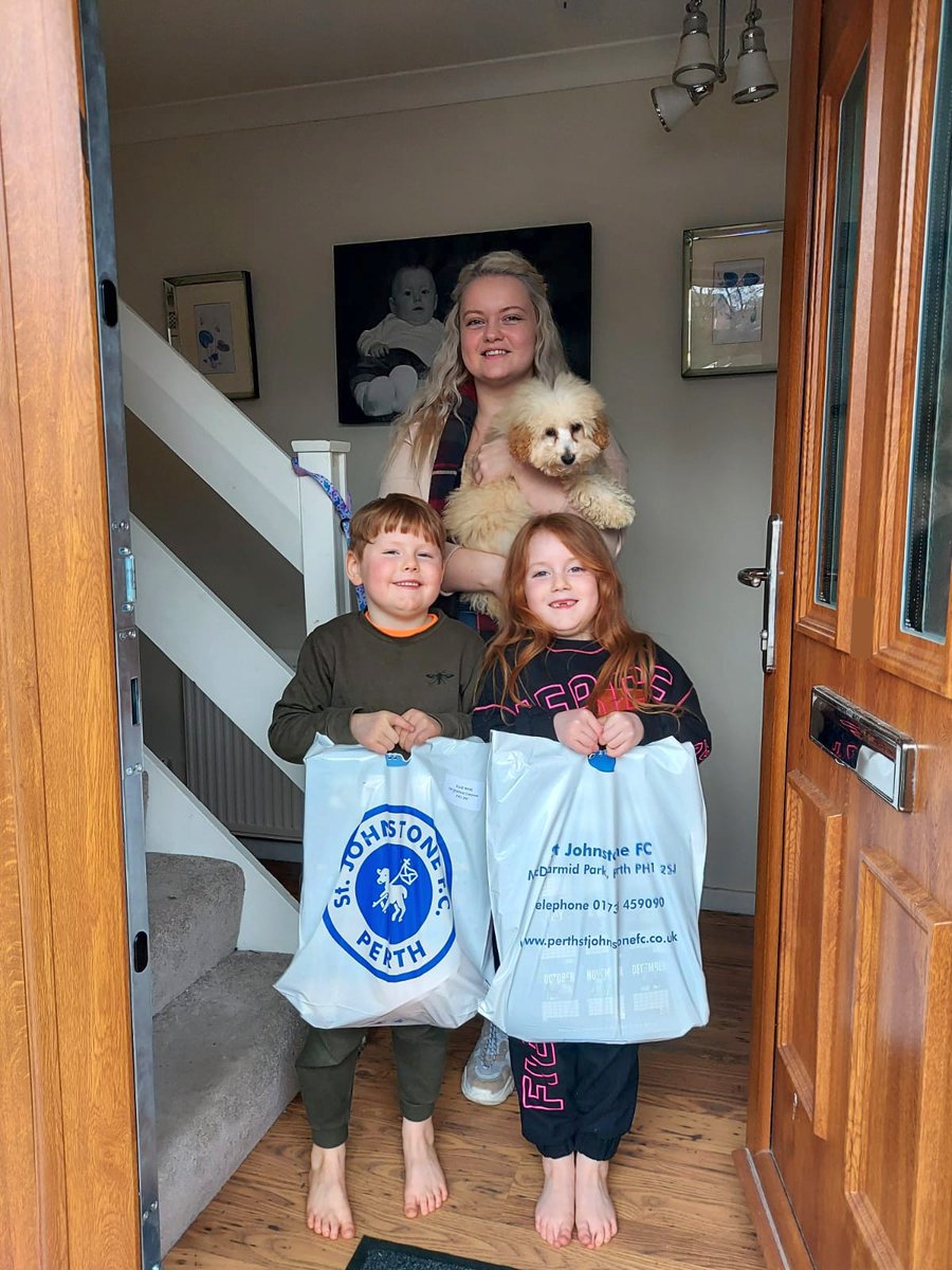 Saints_Trust's tweet photo. In partnership with @StJohnstone &amp; @AvivaUK, local kids were recently given the opportunity to eat like professional football players!

🍽234 meals delivered
🛍️234 goody bags distributed
🏠122 homes visited
🚗21 drivers
📚50 @PenguinUKBooks included at random
🐶Brogan visits https://t.co/OMkvlaMxML