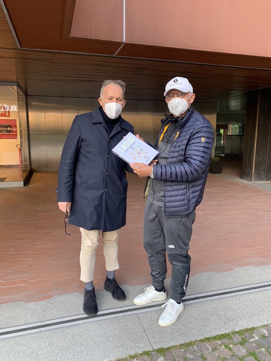 mgasbarrino's tweet photo. Oggi un incontro speciale ed un omaggio graditissimo : una copia con dedica speciale del libro ' il mio cibo ' del mio allievo @robertocomolli ! Ad maiora Roberto ! https://t.co/GG7LKvc16q