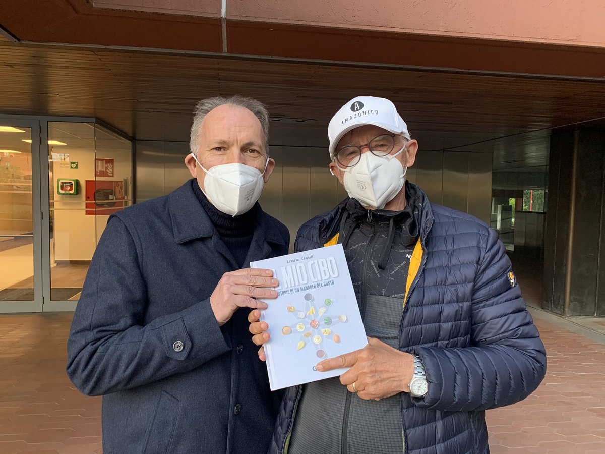 mgasbarrino's tweet photo. Oggi un incontro speciale ed un omaggio graditissimo : una copia con dedica speciale del libro ' il mio cibo ' del mio allievo @robertocomolli ! Ad maiora Roberto ! https://t.co/GG7LKvc16q