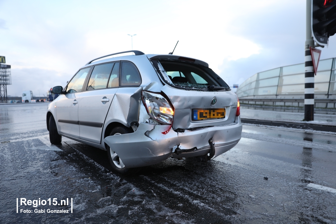 regio15's tweet photo. Op het #Westerleeplein in #DeLier is een auto bij het afremmen gaan slippen en zijwaarts tegen de auto voor 'm gebotst. Twee personen worden onderzocht. https://t.co/mq8kWrFsSC