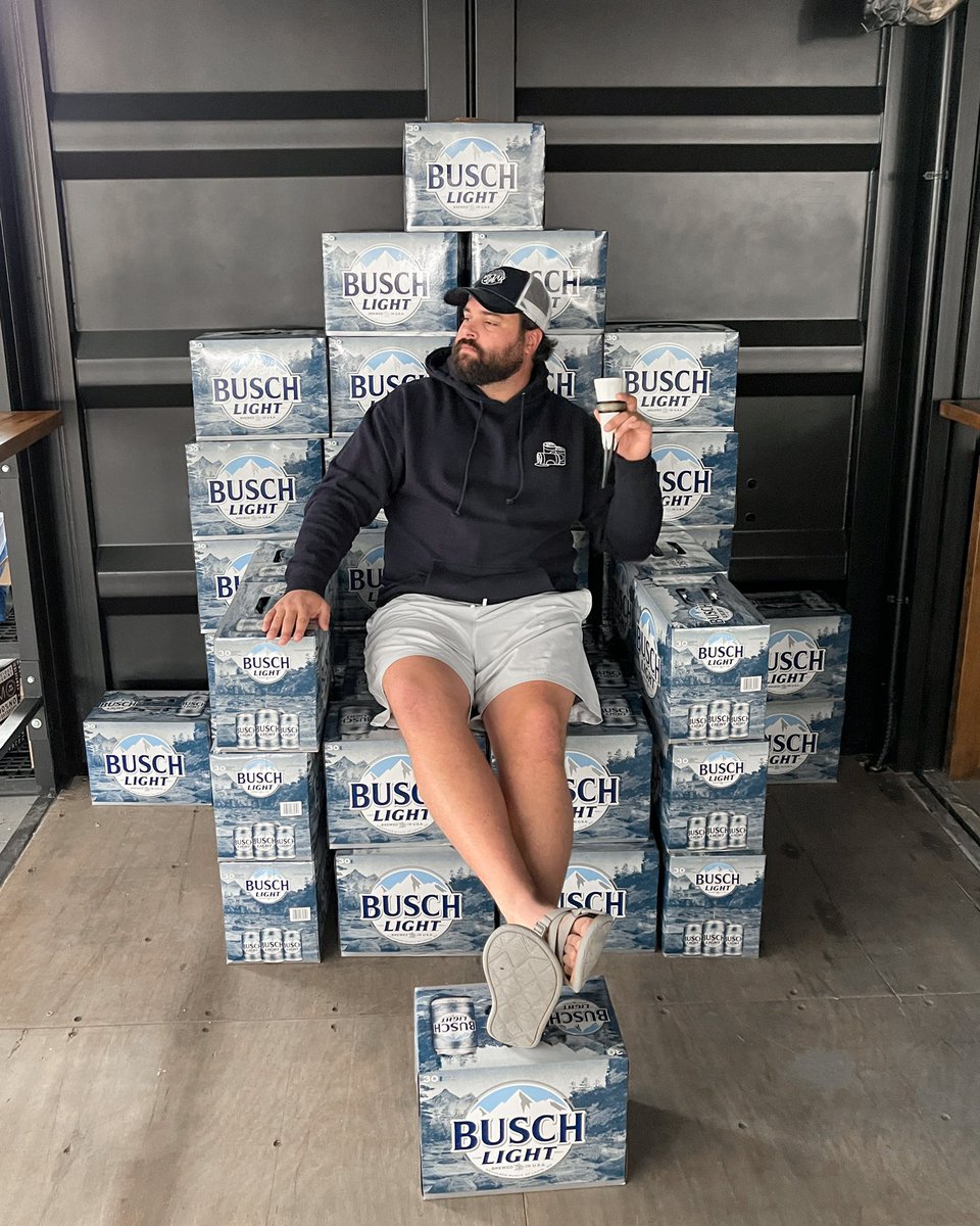 We had 50 Buschels delivered to the office yesterday so naturally we did this with them 🍺