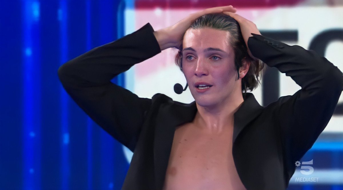msctxem's tweet photo. non sto piangendo, tu stai piangendo #Amici20 https://t.co/A9XITx0Qjk