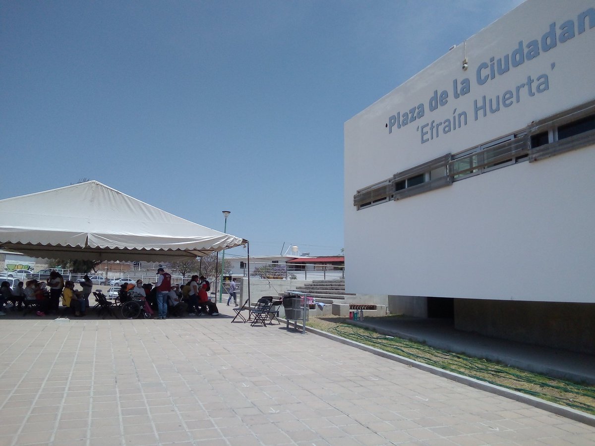 LeonSaludable's tweet photo. #PasaLaVoz📣 ⚠️ Información al momento. En el punto de vacunación 💉 de la Plaza de la Ciudadanía "Efraín Huerta" (Las Joyas), se tienen asignadas para hoy, martes, 1 mil 800 vacunas y apenas se han aplicado 500.

Hay DISPONIBILIDAD de 1 mil 300 VACUNAS ahora mismo en este punto. https://t.co/vSYtops6Hn