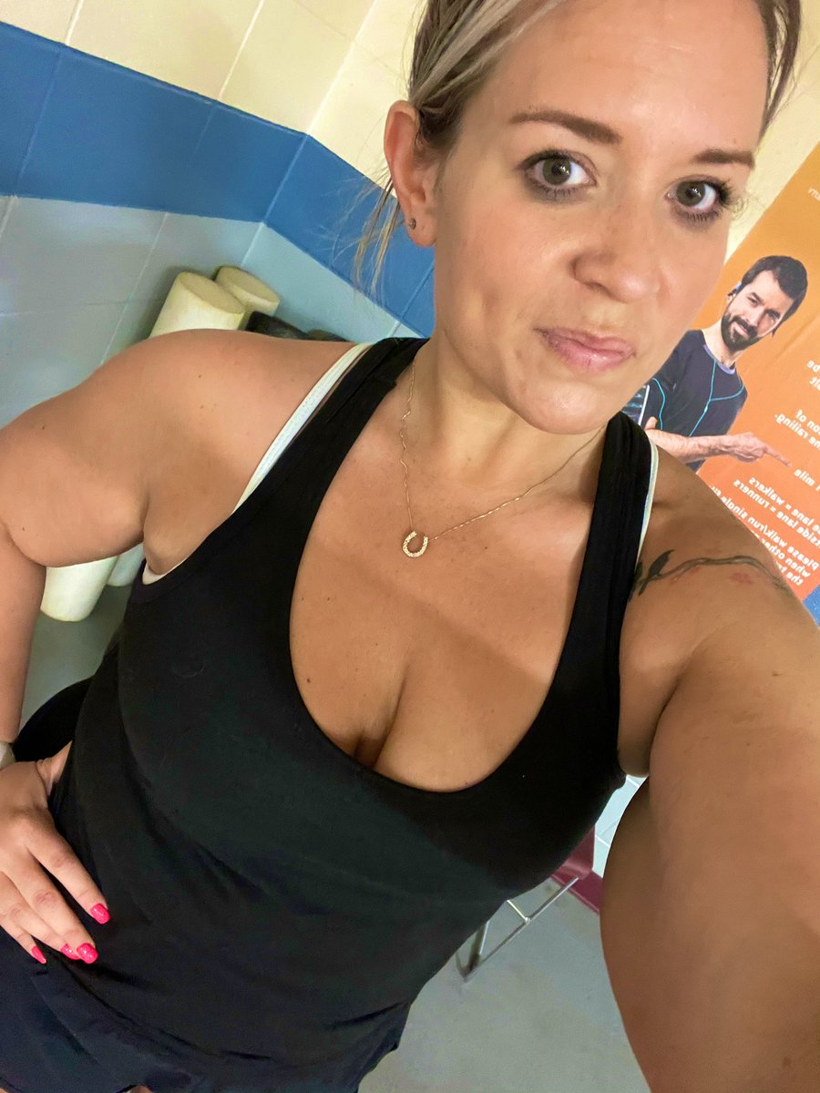 2pm #accountability ?? Lol got some things to do tonight, still making time to get those #doubles in #gym #gymlife  #gymselfie #fitness #fitdam #girlswholift #FitnessMotivation #fitnessjourney