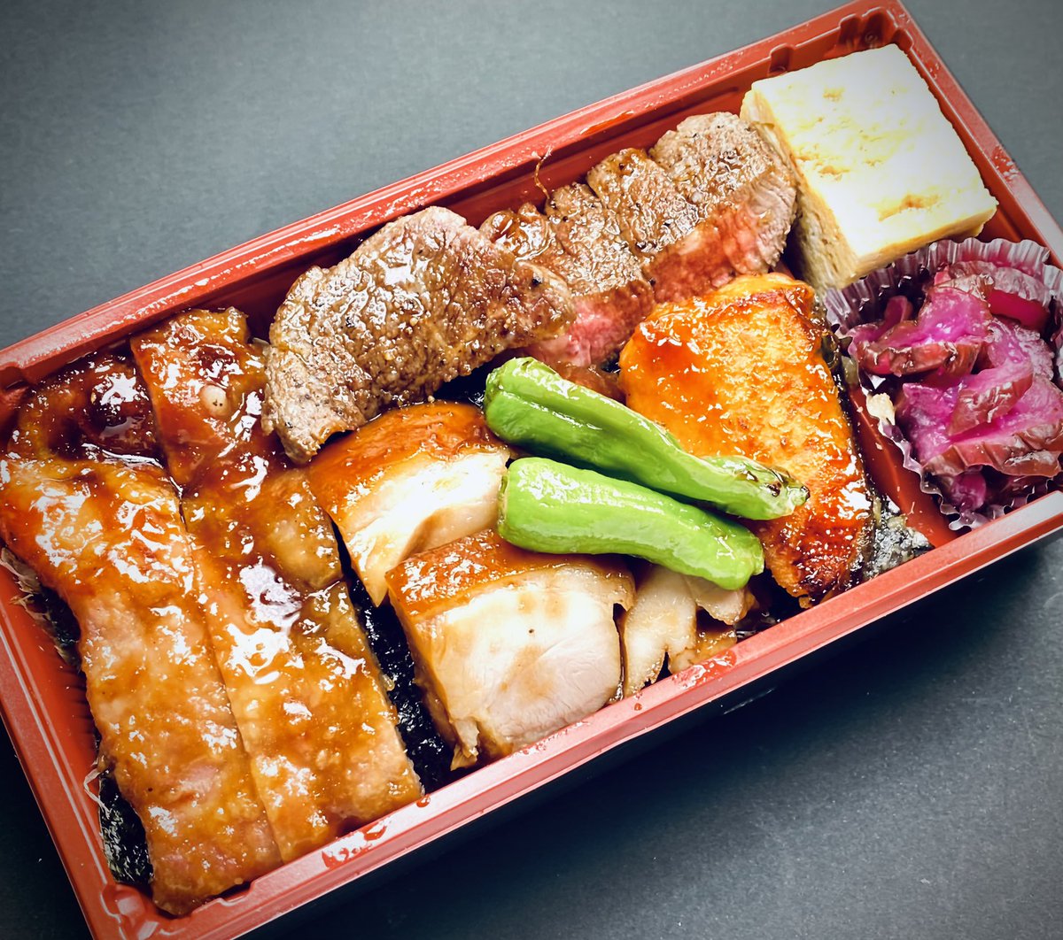 富永一1913 Kavomori Tsukuda39 これが ぷれみあむ海苔弁 1512円です 牛ヒレステーキ 豚肩ロースの生姜焼き 若鶏のタレ煮 銀鮭の照り焼き 玉子焼き 漬物 海苔は山本海苔です 宜しくお願い致します T Co Xkhpij7nlf Twitter