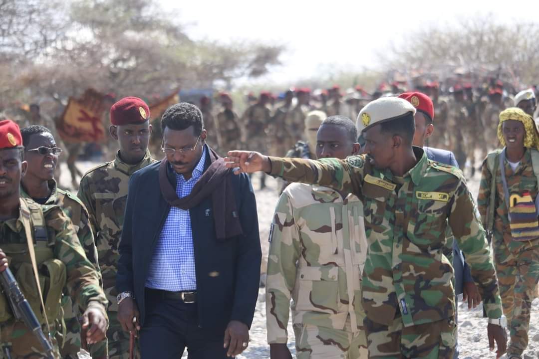 21stCxds's tweet photo. 06/04/2021 - Galmudug President, @MrQoorqoor visited our outpost in Dhusamareb.

Members of 15th Battalion and Gorgor units were present. https://t.co/FFgdV4Klah