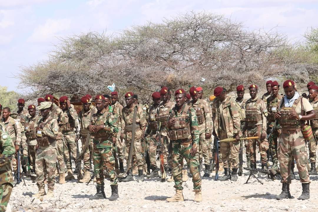 21stCxds's tweet photo. 06/04/2021 - Galmudug President, @MrQoorqoor visited our outpost in Dhusamareb.

Members of 15th Battalion and Gorgor units were present. https://t.co/FFgdV4Klah