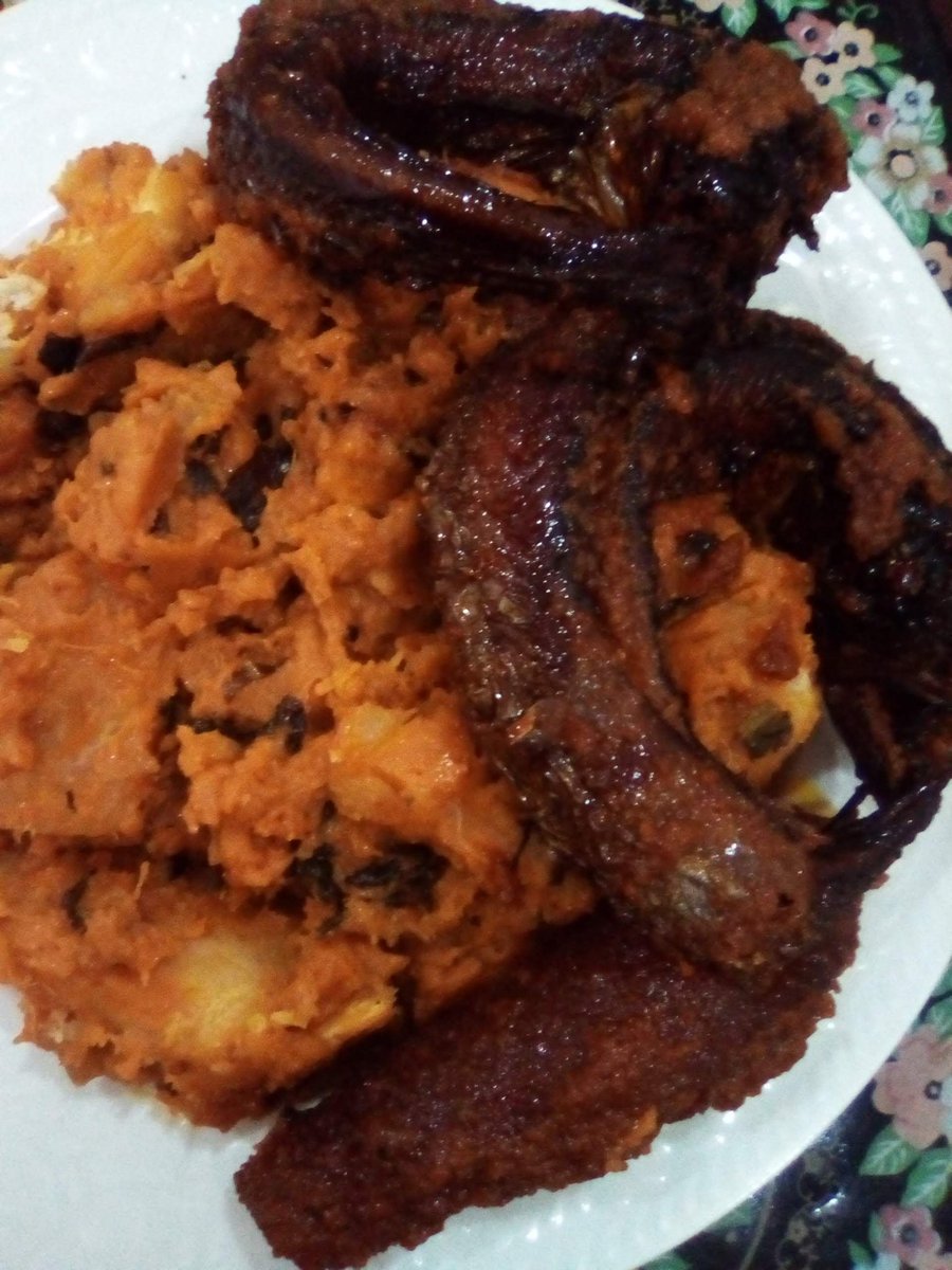 nosh_ville's tweet photo. @iamUncleMark Doing these for lunch everyday. It's N2000/ plate + delivery. Your order comes with free bottle of water and soft drink. Free delivery for 5 or more plates. T&C apply.
#Lunch #BeansPorridge #YamPorridge #PepperStew #Ikeja #Maryland #Ojota #Ketu #Ikorodu https://t.co/bnGT6XCy3X