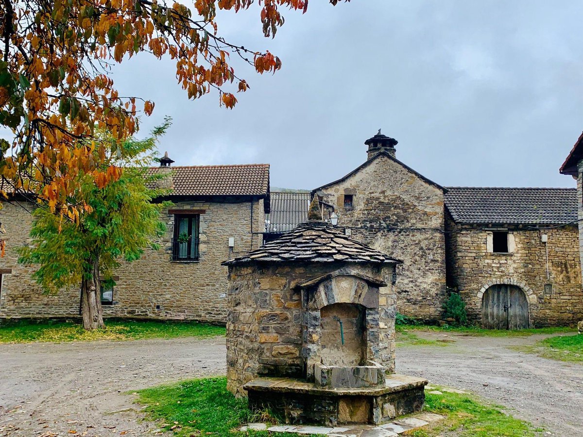 pzbaldetena's tweet photo. 😍 Pueblos que enamoran 💕 #Barbenuta #Biescas
ℹ️ A una altitud de 1185m y situado en las faldas del Pico 🌄 #Erata (2005m). #TierradeBiescas y el #AltoGállego.
https://t.co/cCIIxeEjWr https://t.co/zyAoX4WBxE