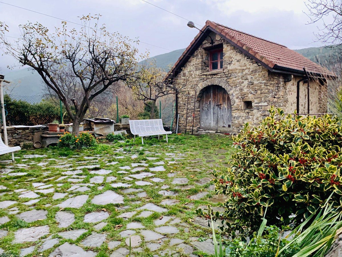 pzbaldetena's tweet photo. 😍 Pueblos que enamoran 💕 #Barbenuta #Biescas
ℹ️ A una altitud de 1185m y situado en las faldas del Pico 🌄 #Erata (2005m). #TierradeBiescas y el #AltoGállego.
https://t.co/cCIIxeEjWr https://t.co/zyAoX4WBxE