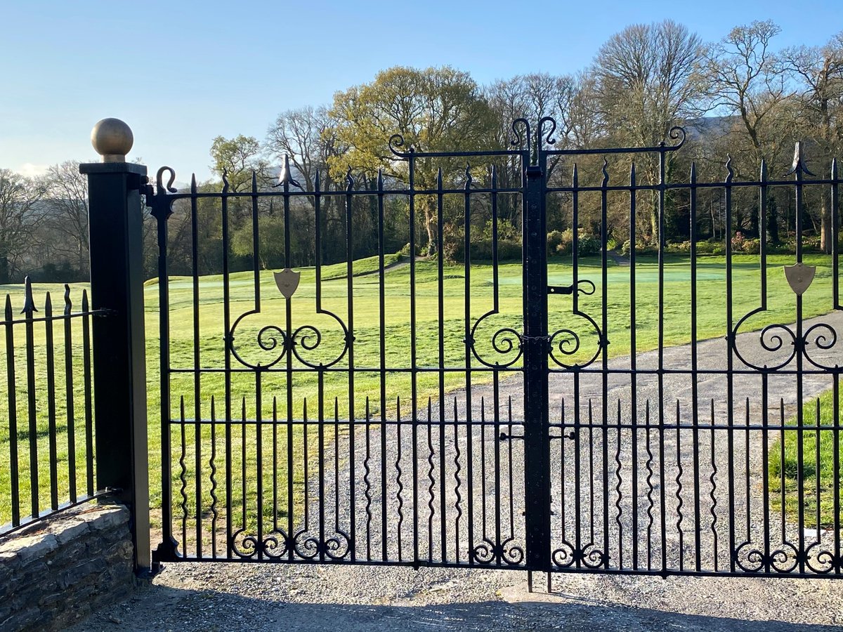 These gates will be open again from 26th April! Only 2 households will be able to play together but we are looking forward to competition's returning and allowing visitors back to the club 🙏🙏 #rollonsummer!
#golfkenmare #golffamily #golflife #WhenWeTravelAgain