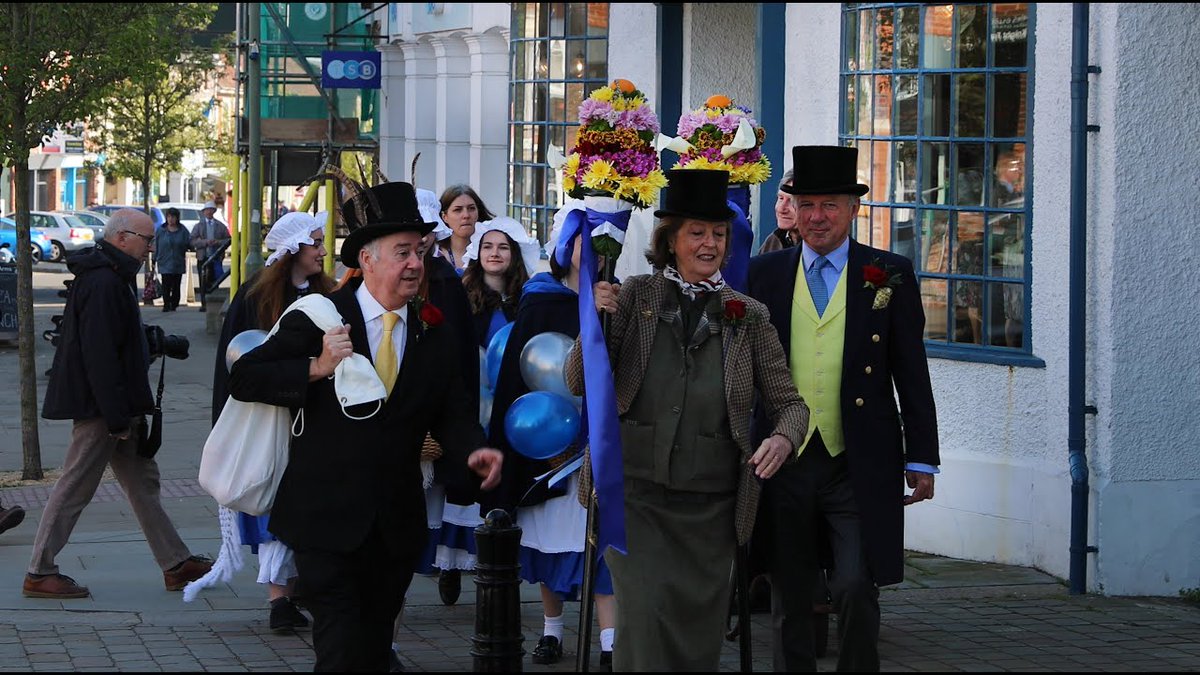 oldweirdbritain's tweet photo. This is #Hocktide, the Monday and Tuesday following Easter.

'Tuttimen' parade the streets of #Hungerford. They wear top hats, carry flower-topped poles, and claim the toll of a 'kiss or a penny' from passing women.

('tutty' = nosegay or posy of flowers)
#livingfolklore https://t.co/1JH7lLRcl7