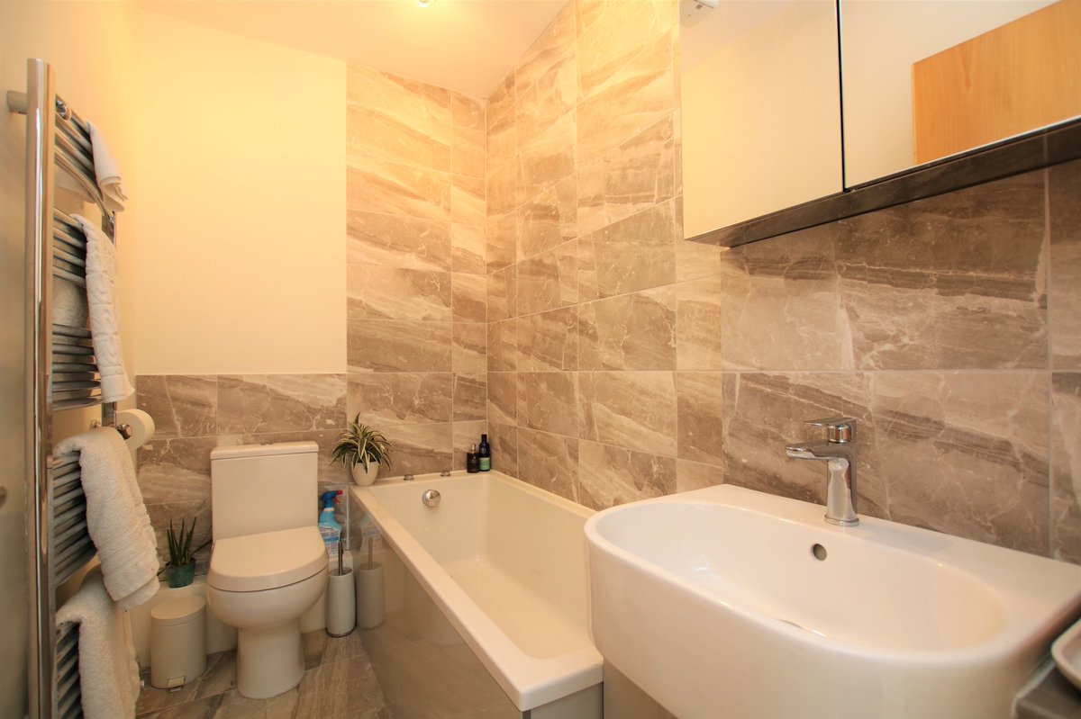 ReadingProperty's tweet image. #Forsale is this superb 2 bedroom duplex apartment at the popular Regents Riverside development. This property resides in a gated development overlooking the River Thames and has no chain complications. #werehere #foreverystep #winkworth #localpropertyexperts