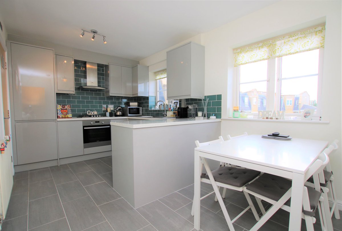 ReadingProperty's tweet image. #Forsale is this superb 2 bedroom duplex apartment at the popular Regents Riverside development. This property resides in a gated development overlooking the River Thames and has no chain complications. #werehere #foreverystep #winkworth #localpropertyexperts