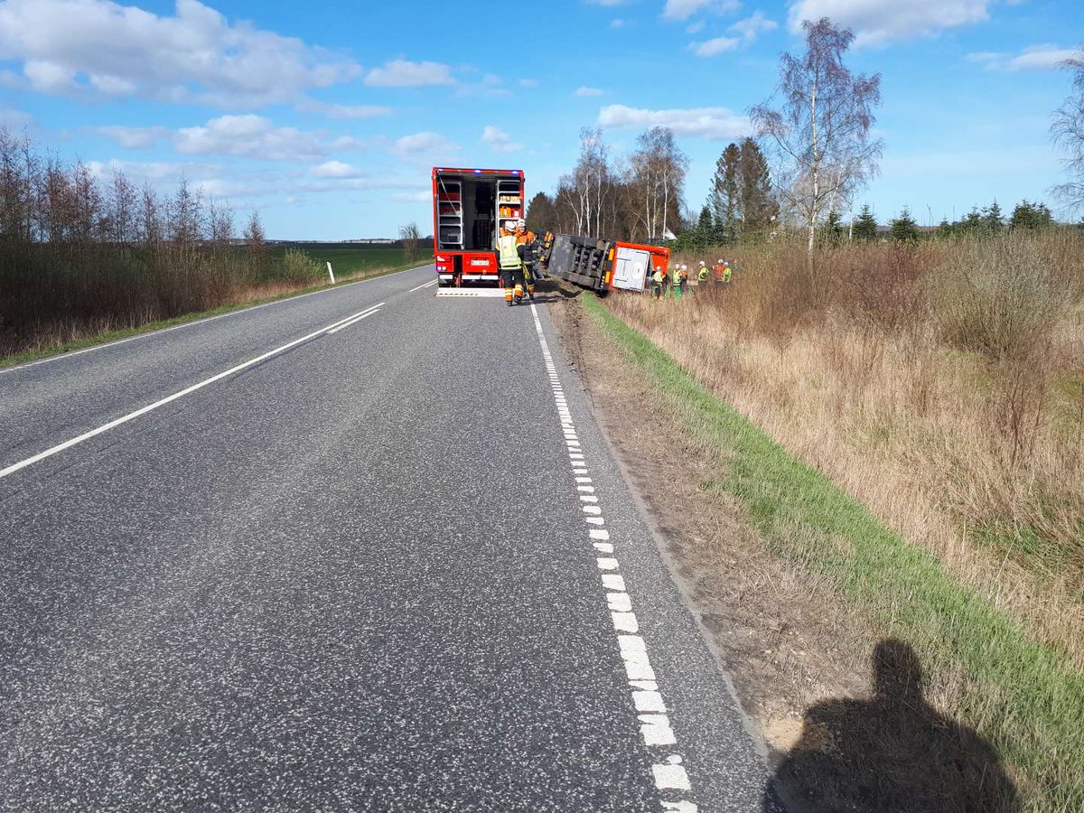 En væltet svinetransport skaber færdselsmæssige udfordringer, på Hadsundvej i Gjerlev J. Vejen er spærret i begge retninger, grundet løse grise på kørebanen. #politidk https://t.co/90NlK5sVSm