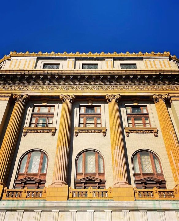 Calling all history buffs and architecture lovers! By staying with us in the heart of the historic district, you’ll have access to beautiful buildings and rich downtown culture.

📸 spr.ly/6017HIg4P