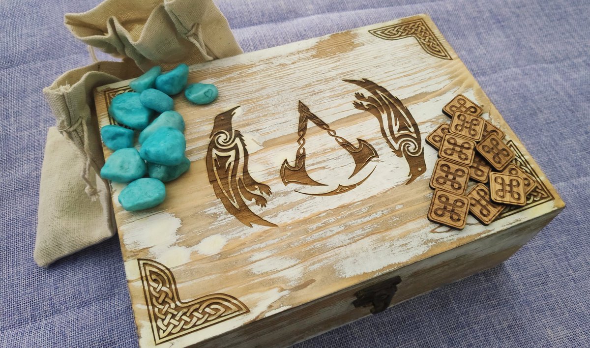 RBOnline_'s tweet photo. ¡Trabajo en proceso! Piezas y caja grabadas a láser #Orlog #AssassinsCreedValhalla #vikingos #regalo #juegosdemesa #personalizado https://t.co/fzDFPXqrRi