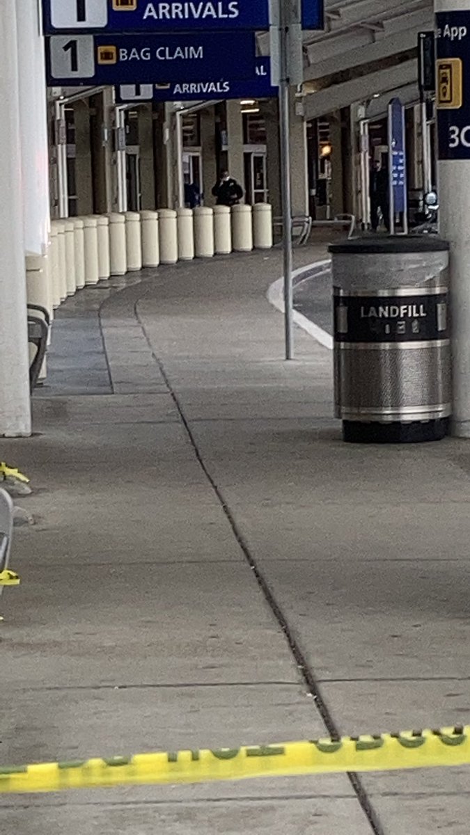 emilyKPIX's tweet photo. Oakland airport in lockdown @KPIXtv https://t.co/PK2xJjGWYh