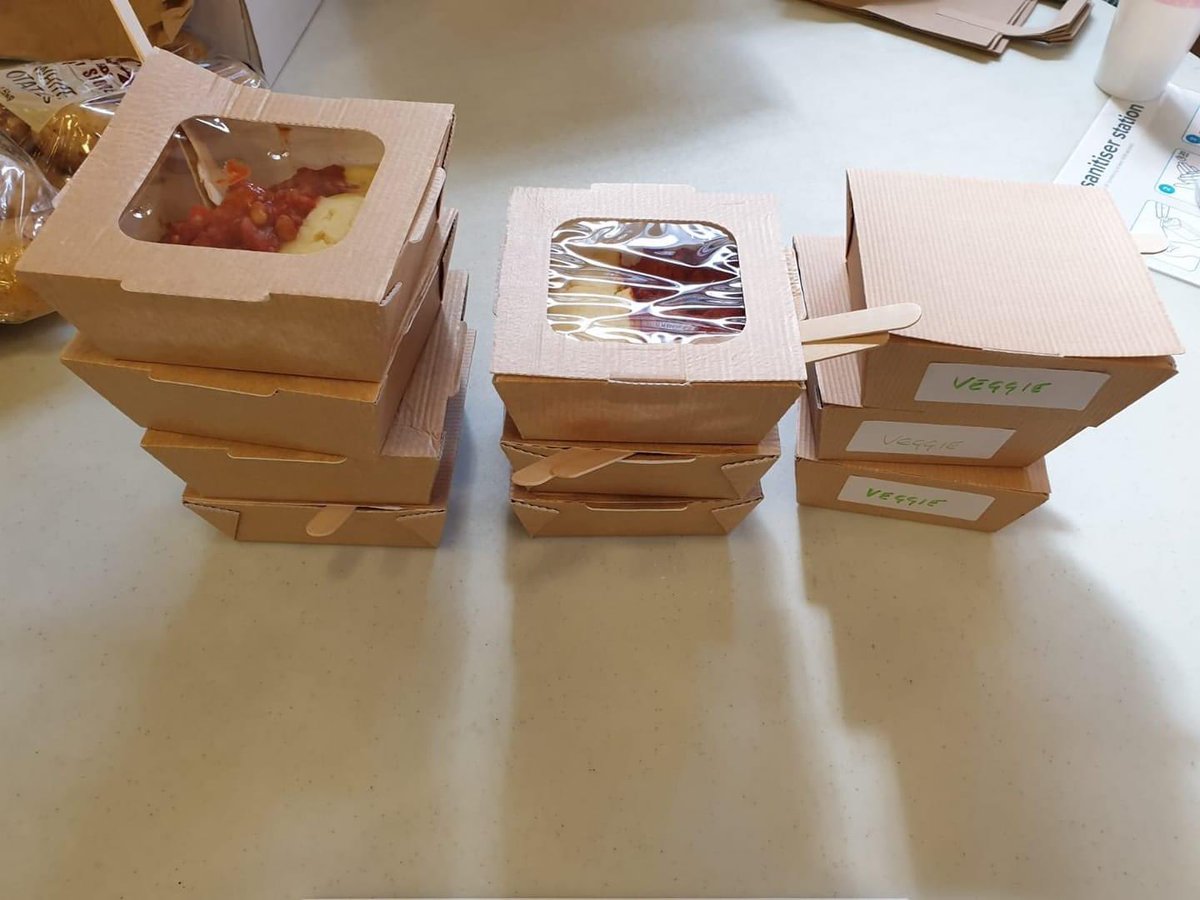 Great start to #easter #Holidays kids from #RennieEstate #ManorEstate have had outside activities in the football pitches with <a href="/Millwall_MCT/">Millwall Community Trust</a> on the estates &amp; were fed 🥘 🍽